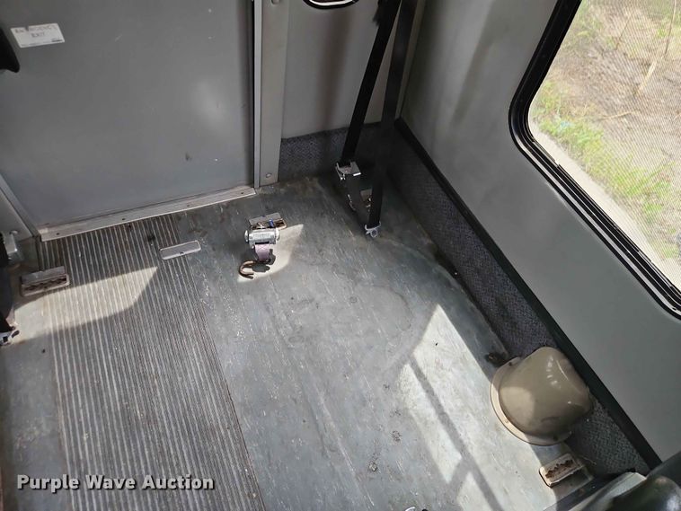image for item EO7437 2004 Ford E350 shuttle bus