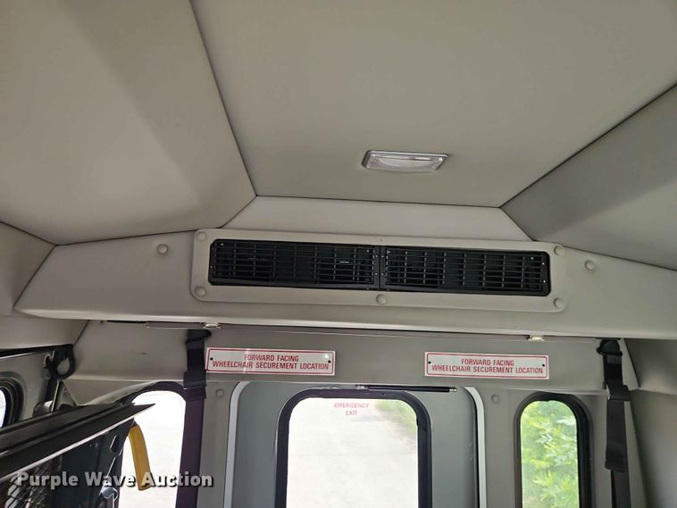 image for item EO7437 2004 Ford E350 shuttle bus