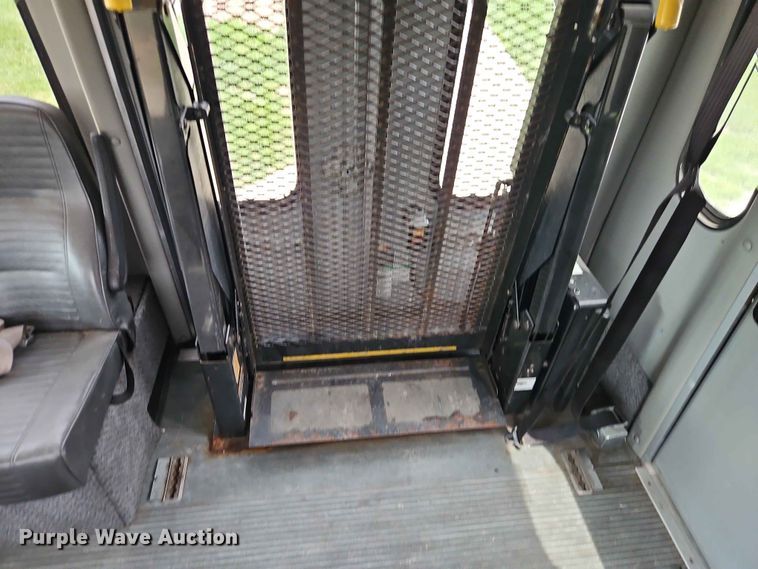 image for item EO7437 2004 Ford E350 shuttle bus