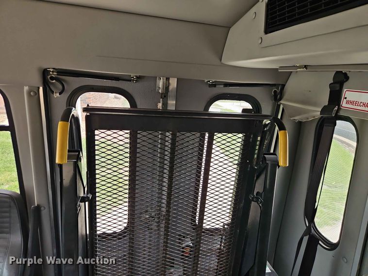image for item EO7437 2004 Ford E350 shuttle bus