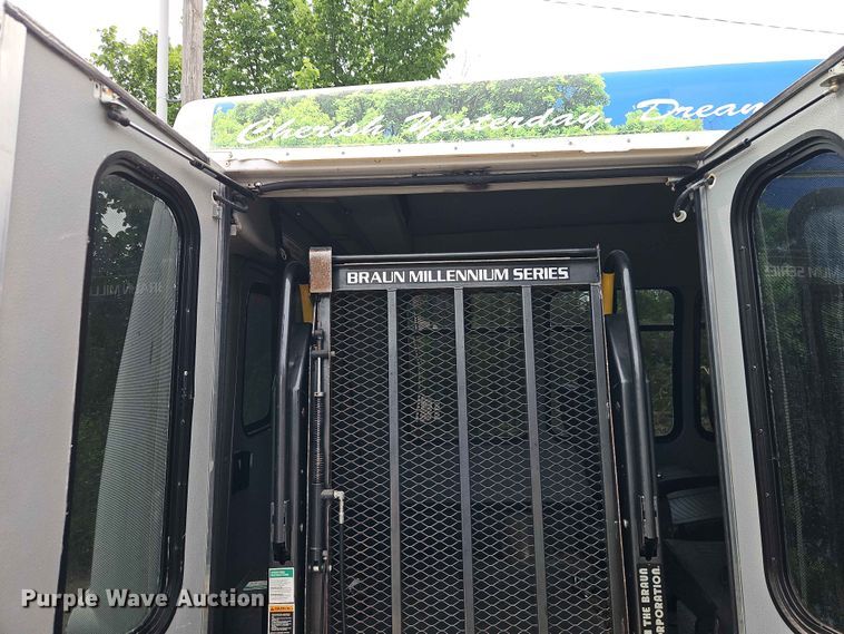 image for item EO7437 2004 Ford E350 shuttle bus