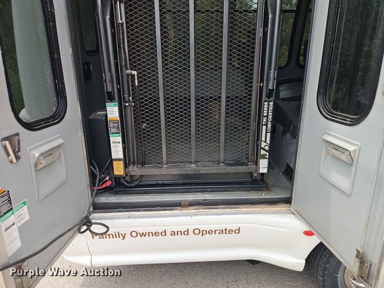 image for item EO7437 2004 Ford E350 shuttle bus