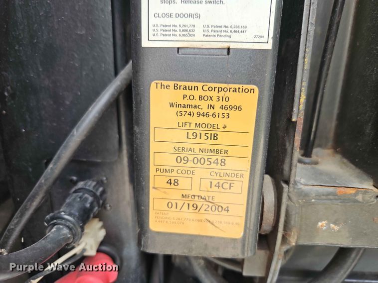image for item EO7437 2004 Ford E350 shuttle bus