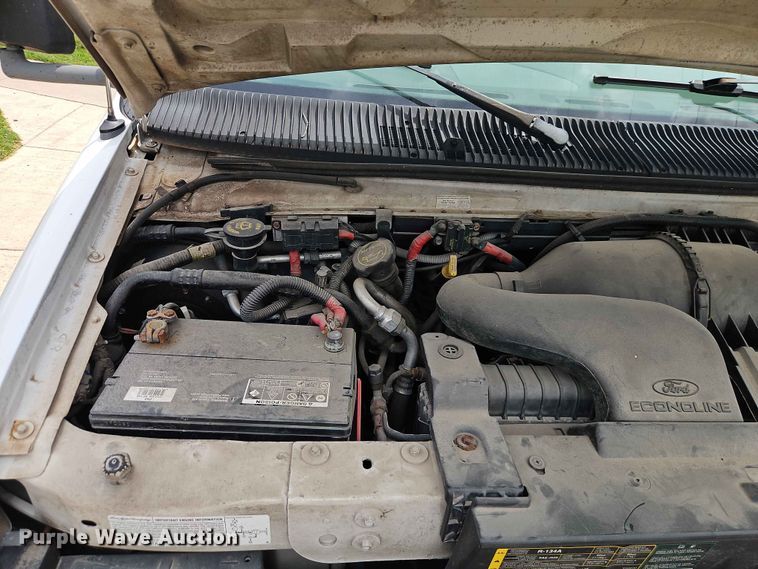 image for item EO7437 2004 Ford E350 shuttle bus