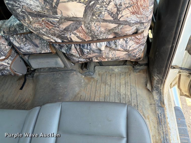 image for item EQ8003 2016 Chevrolet Silverado 3500HD Crew Cab utility bed pickup truck