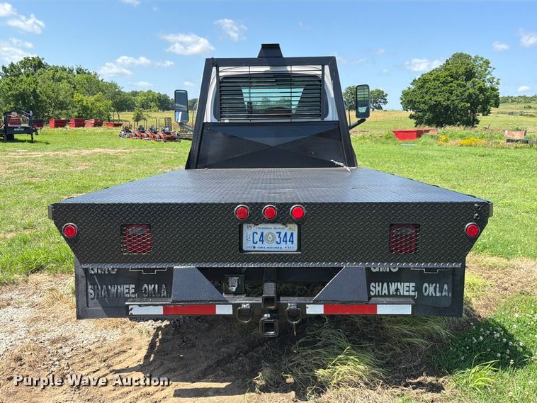 image for item EQ8008 2006 GMC C5500 flatbed truck