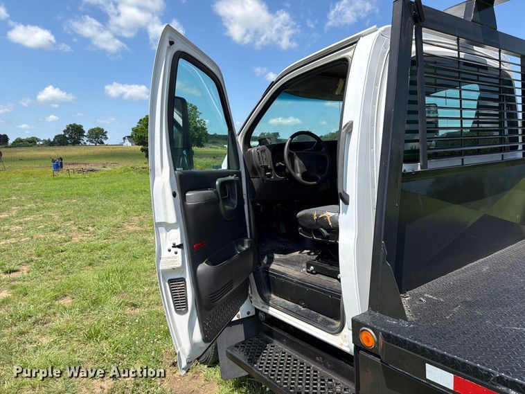 image for item EQ8008 2006 GMC C5500 flatbed truck
