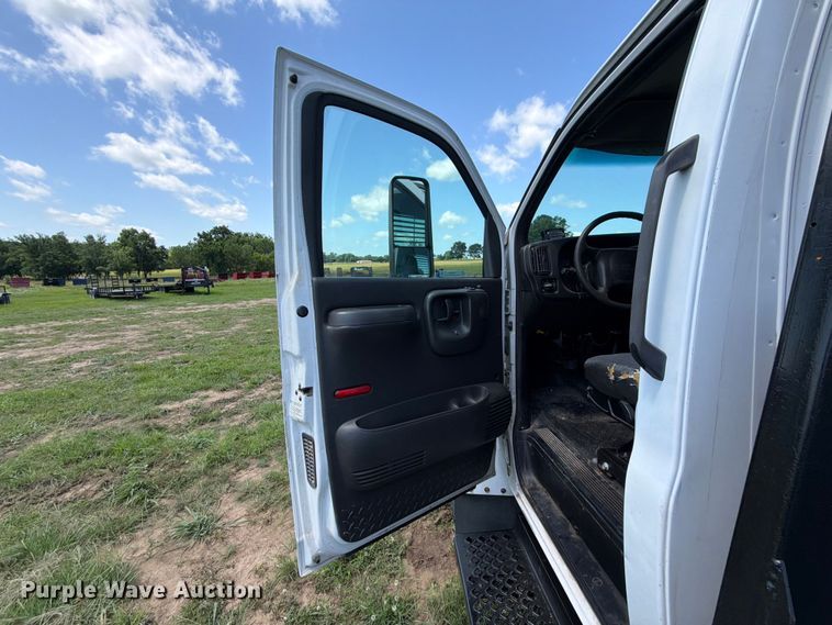 image for item EQ8008 2006 GMC C5500 flatbed truck