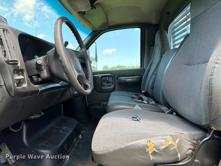 image for item EQ8008 2006 GMC C5500 flatbed truck