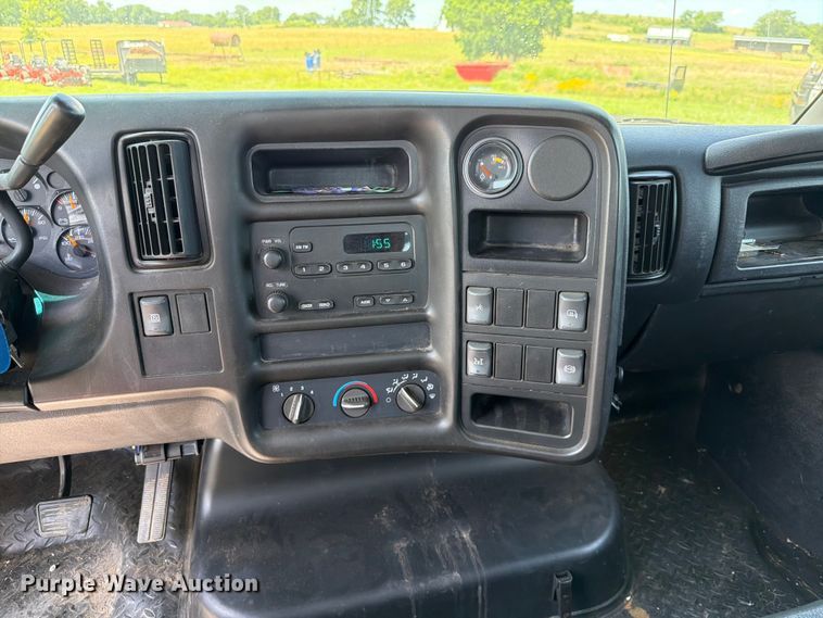 image for item EQ8008 2006 GMC C5500 flatbed truck