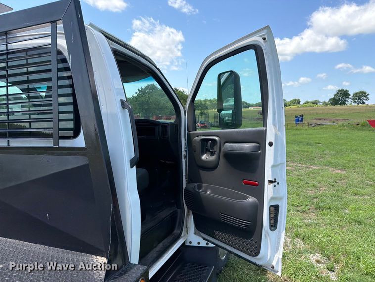 image for item EQ8008 2006 GMC C5500 flatbed truck