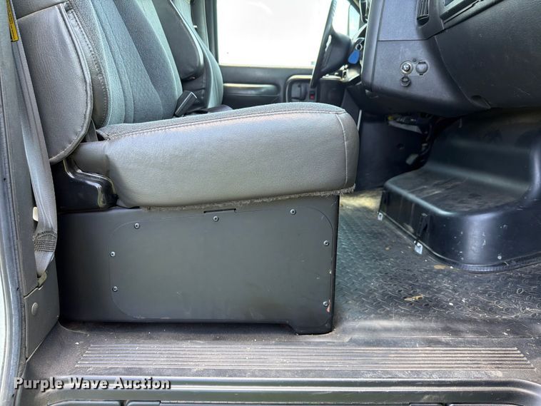 image for item EQ8008 2006 GMC C5500 flatbed truck