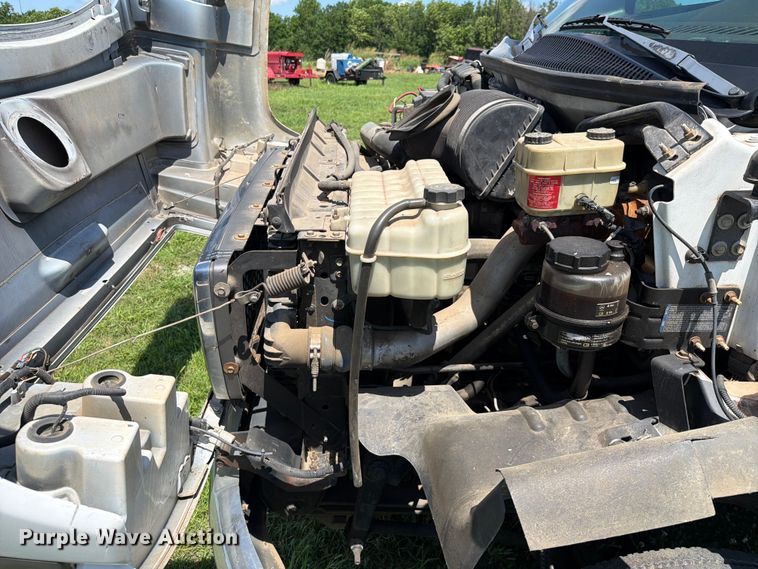 image for item EQ8008 2006 GMC C5500 flatbed truck