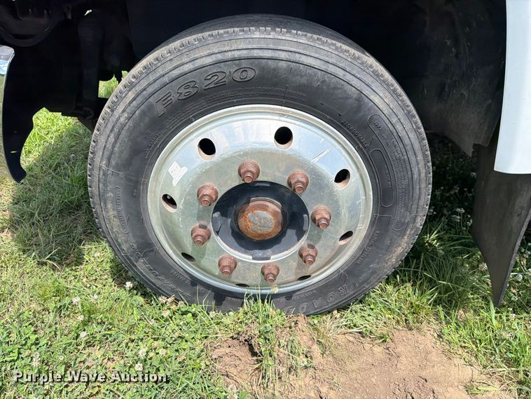 image for item EQ8008 2006 GMC C5500 flatbed truck