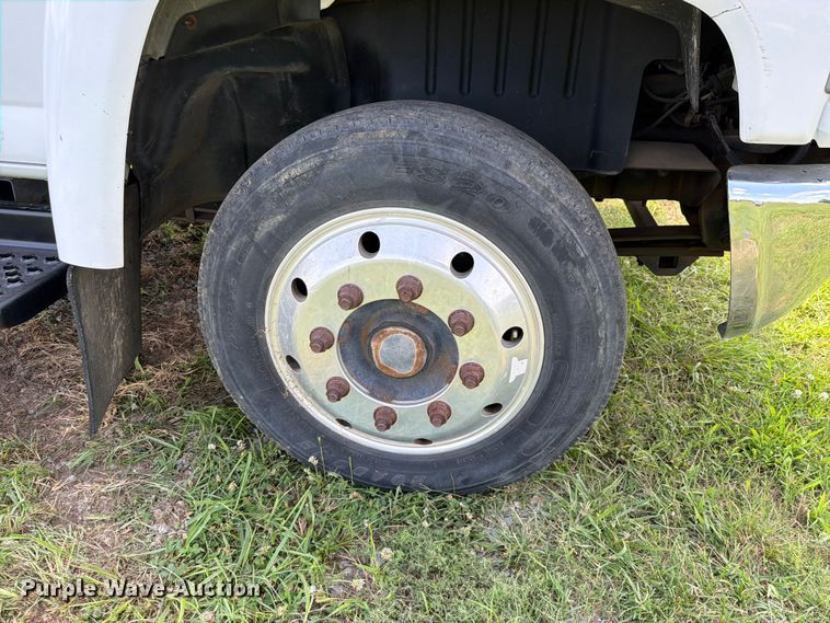 image for item EQ8008 2006 GMC C5500 flatbed truck