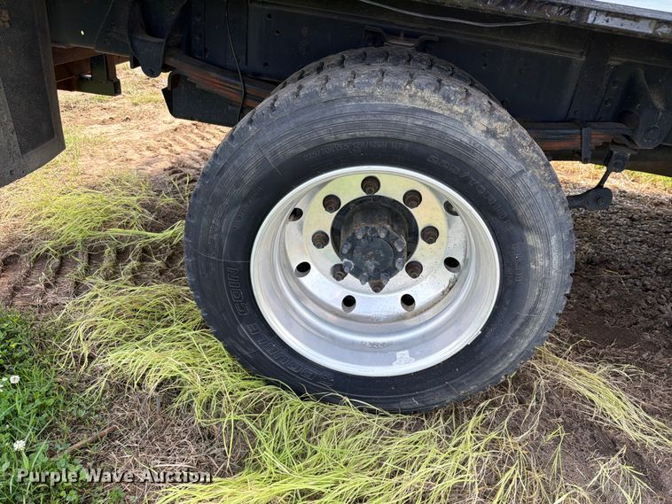 image for item EQ8008 2006 GMC C5500 flatbed truck