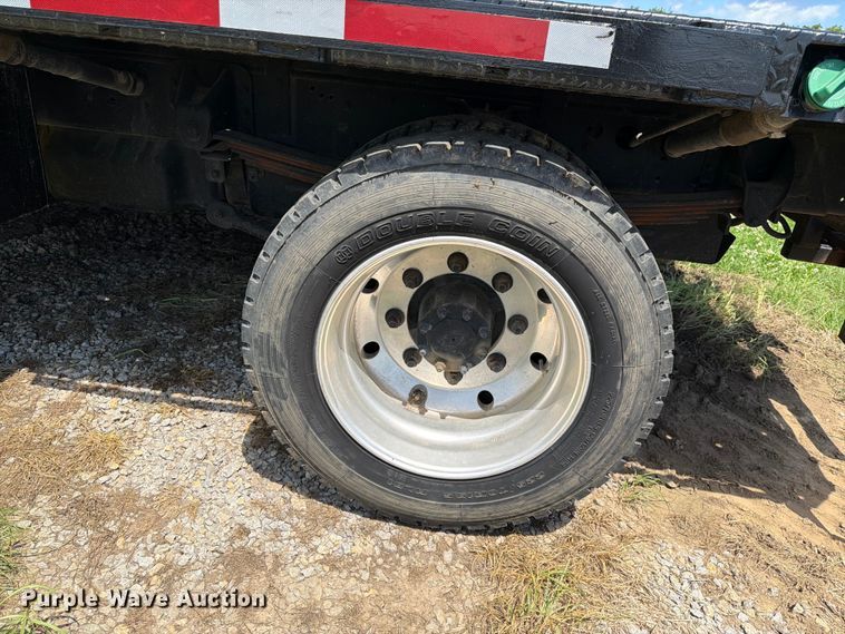 image for item EQ8008 2006 GMC C5500 flatbed truck