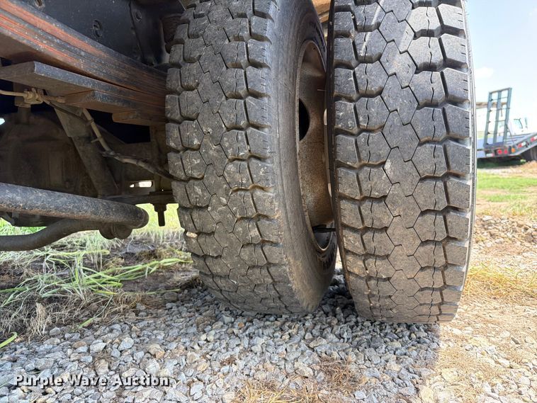 image for item EQ8008 2006 GMC C5500 flatbed truck