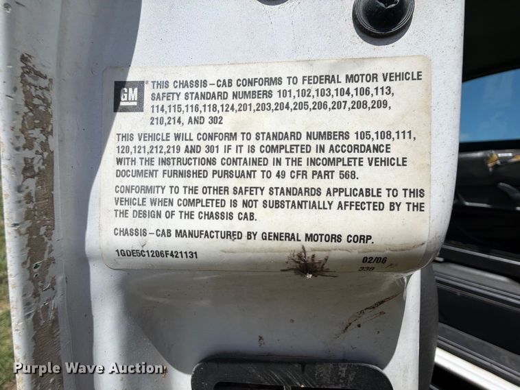image for item EQ8008 2006 GMC C5500 flatbed truck