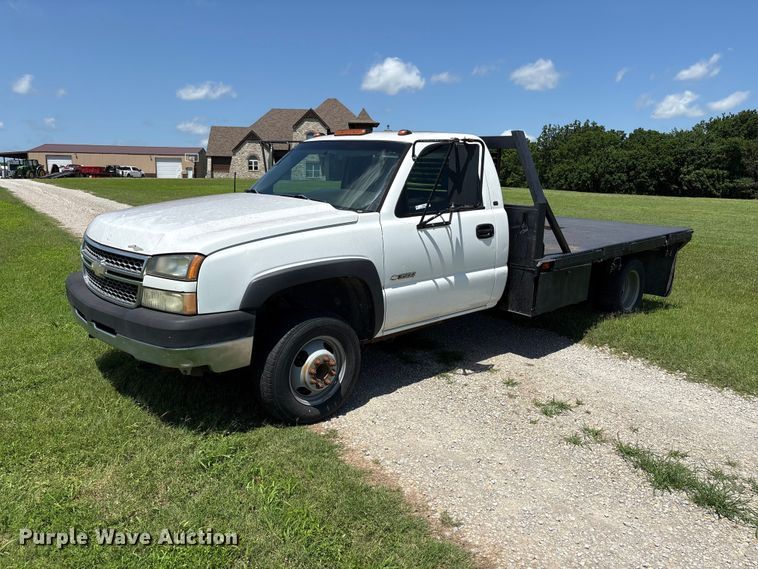 image for item EQ8009 2005 Chevrolet Silverado 3500 flatbed pickup truck