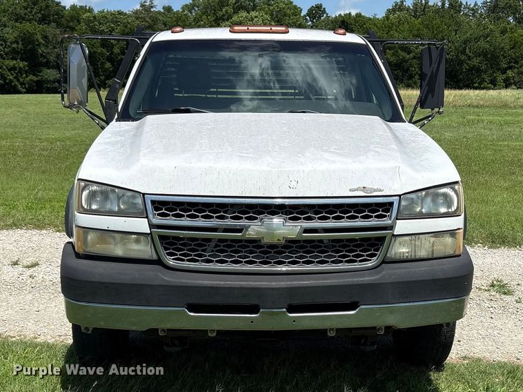 image for item EQ8009 2005 Chevrolet Silverado 3500 flatbed pickup truck
