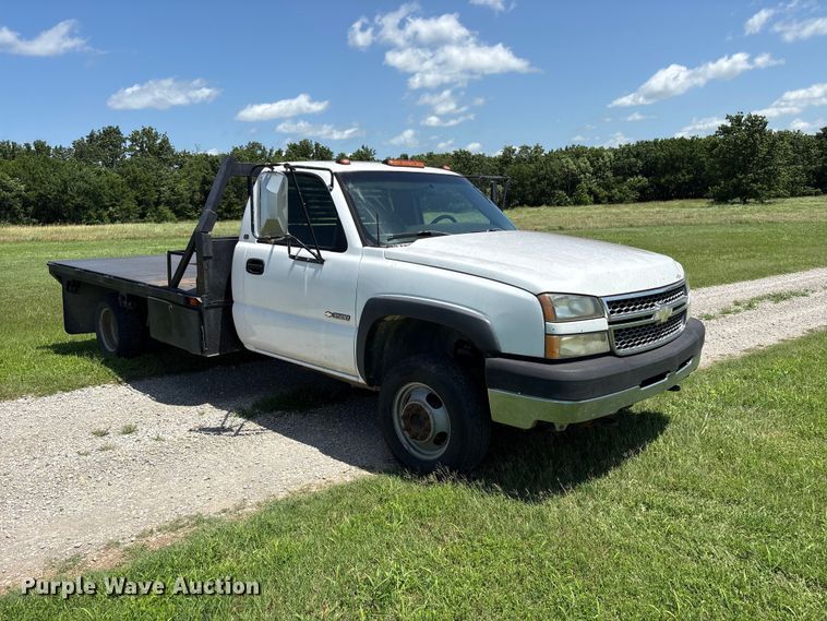 image for item EQ8009 2005 Chevrolet Silverado 3500 flatbed pickup truck