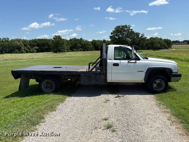 image for item EQ8009 2005 Chevrolet Silverado 3500 flatbed pickup truck