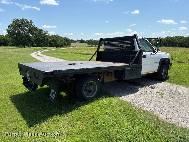 image for item EQ8009 2005 Chevrolet Silverado 3500 flatbed pickup truck