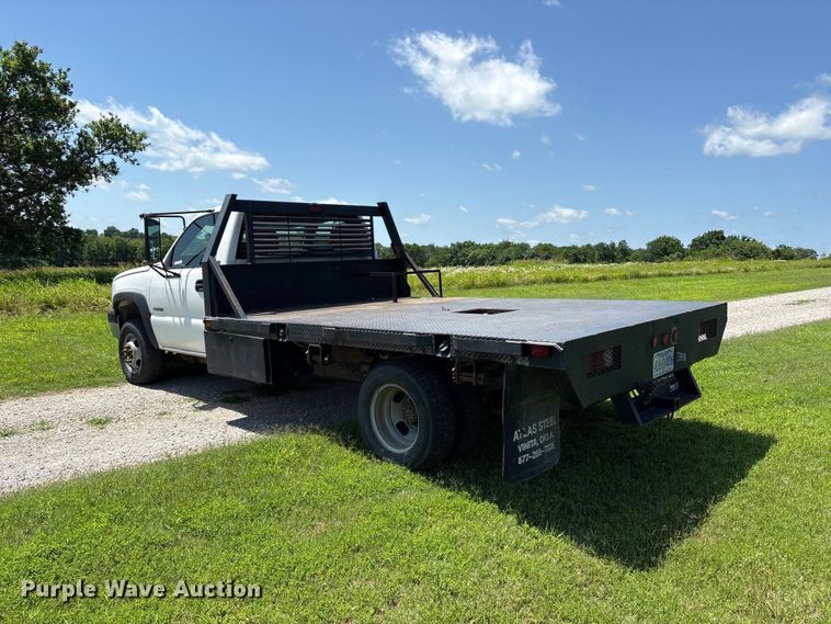image for item EQ8009 2005 Chevrolet Silverado 3500 flatbed pickup truck
