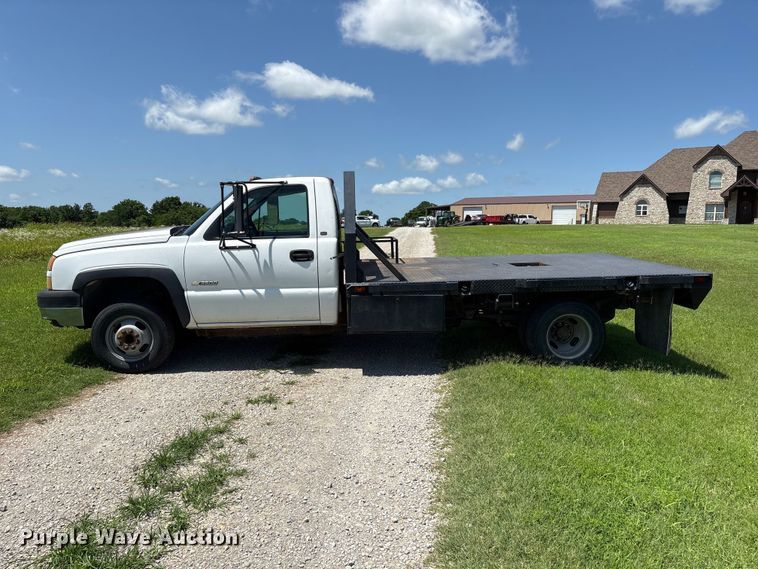 image for item EQ8009 2005 Chevrolet Silverado 3500 flatbed pickup truck