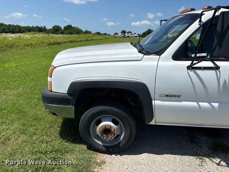 image for item EQ8009 2005 Chevrolet Silverado 3500 flatbed pickup truck