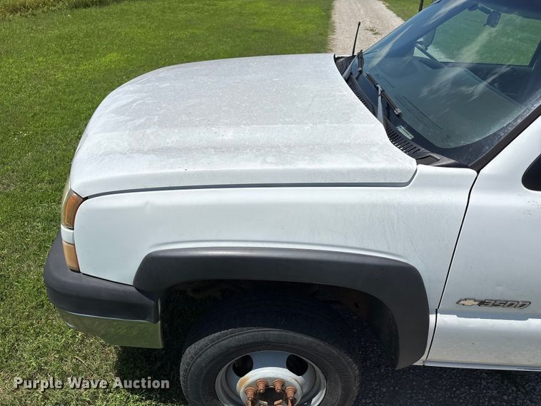image for item EQ8009 2005 Chevrolet Silverado 3500 flatbed pickup truck