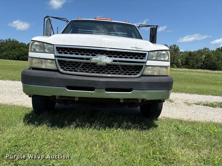 image for item EQ8009 2005 Chevrolet Silverado 3500 flatbed pickup truck