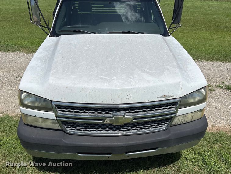 image for item EQ8009 2005 Chevrolet Silverado 3500 flatbed pickup truck