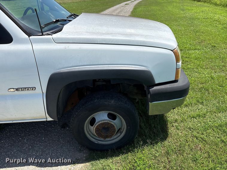 image for item EQ8009 2005 Chevrolet Silverado 3500 flatbed pickup truck