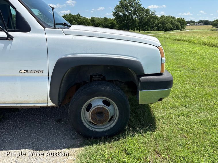 image for item EQ8009 2005 Chevrolet Silverado 3500 flatbed pickup truck