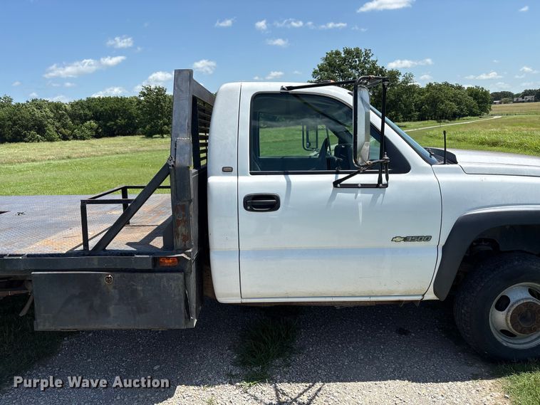 image for item EQ8009 2005 Chevrolet Silverado 3500 flatbed pickup truck