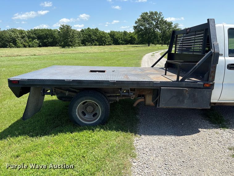 image for item EQ8009 2005 Chevrolet Silverado 3500 flatbed pickup truck