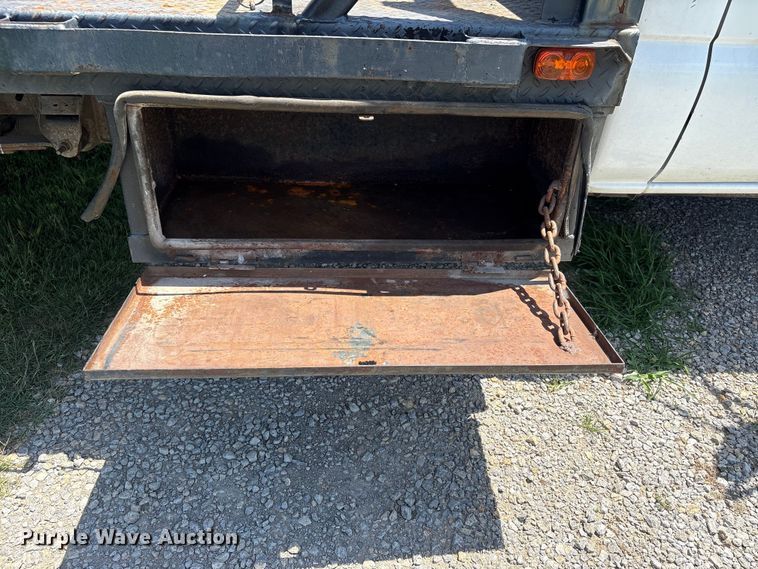 image for item EQ8009 2005 Chevrolet Silverado 3500 flatbed pickup truck