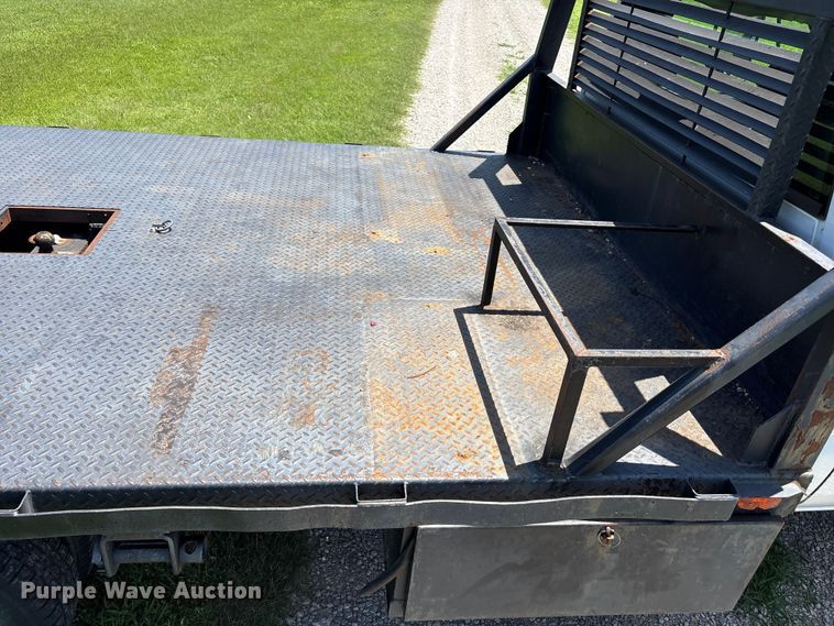 image for item EQ8009 2005 Chevrolet Silverado 3500 flatbed pickup truck