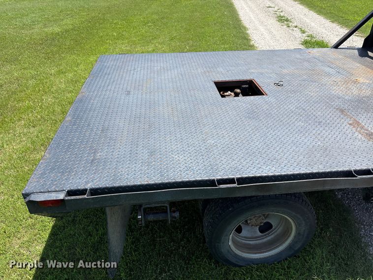 image for item EQ8009 2005 Chevrolet Silverado 3500 flatbed pickup truck