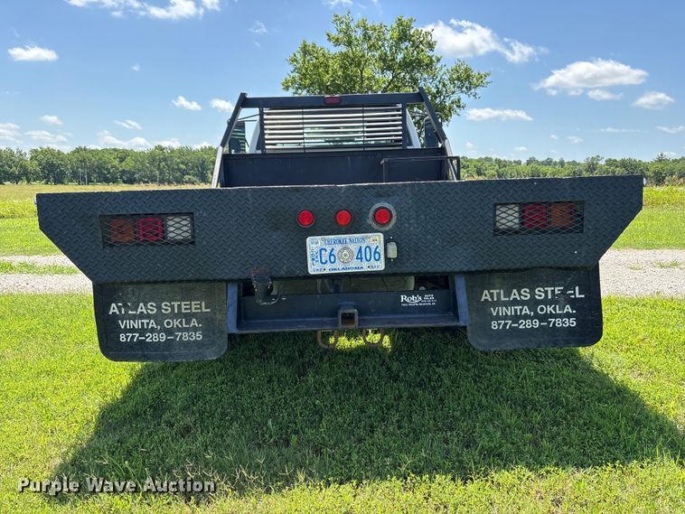 image for item EQ8009 2005 Chevrolet Silverado 3500 flatbed pickup truck