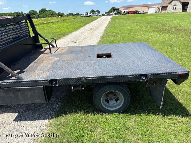 image for item EQ8009 2005 Chevrolet Silverado 3500 flatbed pickup truck