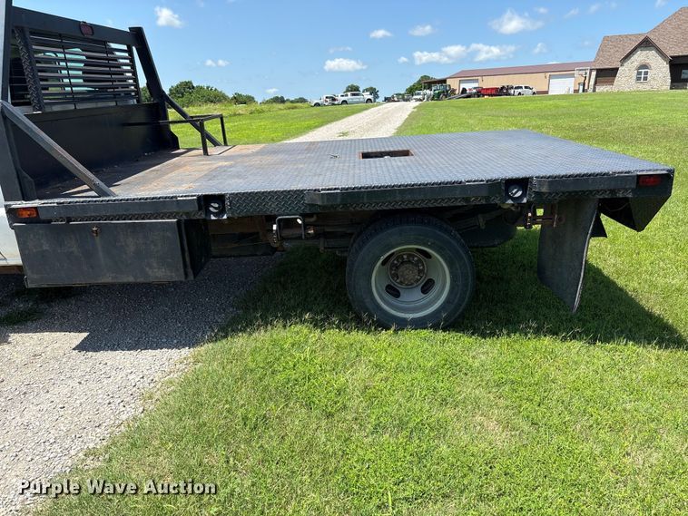 image for item EQ8009 2005 Chevrolet Silverado 3500 flatbed pickup truck
