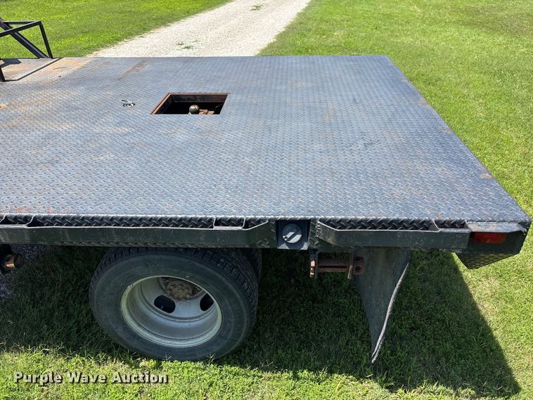 image for item EQ8009 2005 Chevrolet Silverado 3500 flatbed pickup truck
