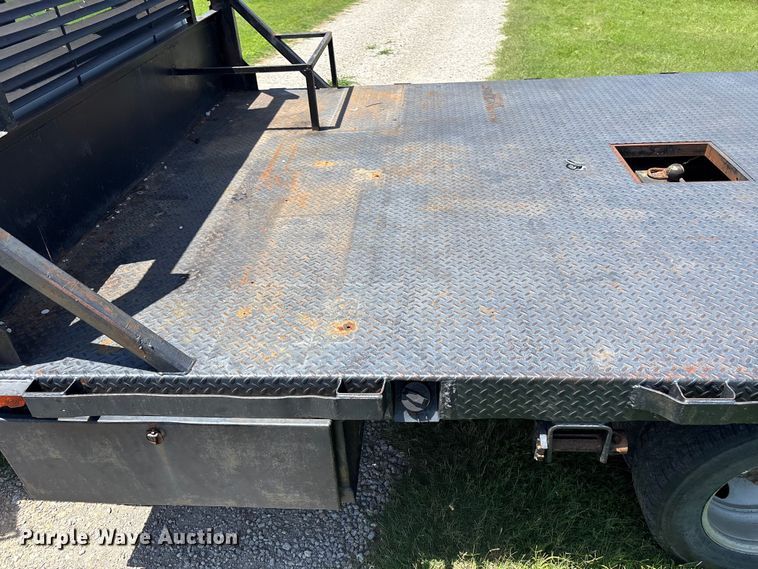 image for item EQ8009 2005 Chevrolet Silverado 3500 flatbed pickup truck