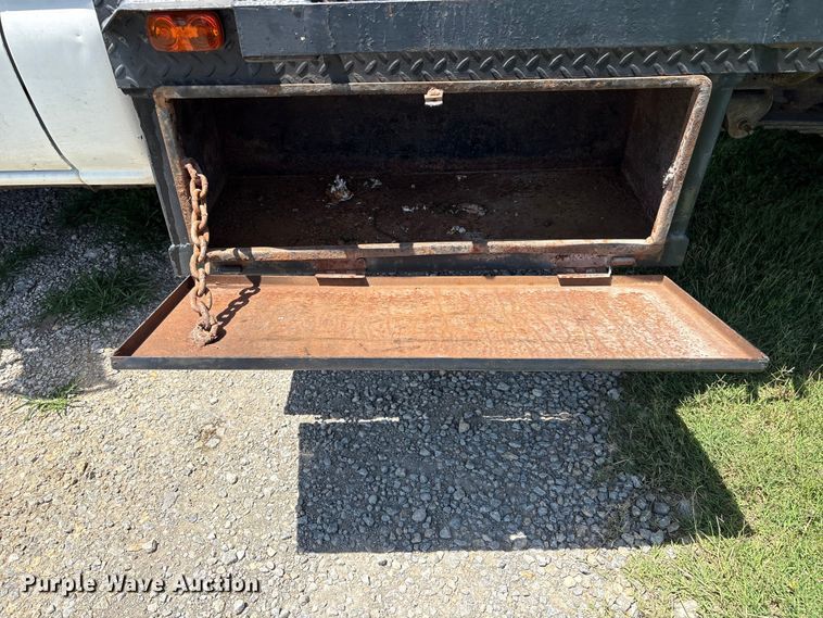 image for item EQ8009 2005 Chevrolet Silverado 3500 flatbed pickup truck