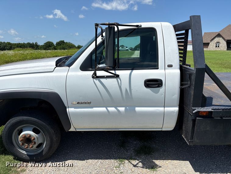 image for item EQ8009 2005 Chevrolet Silverado 3500 flatbed pickup truck