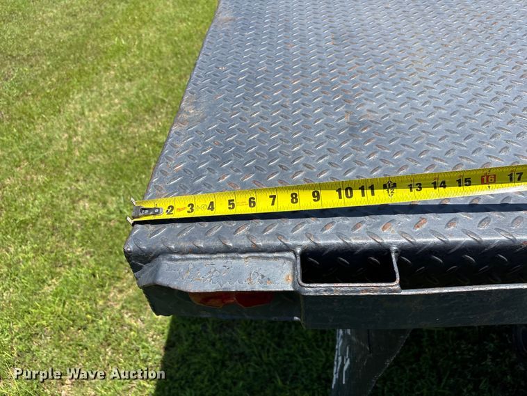 image for item EQ8009 2005 Chevrolet Silverado 3500 flatbed pickup truck