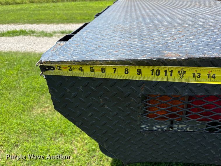 image for item EQ8009 2005 Chevrolet Silverado 3500 flatbed pickup truck